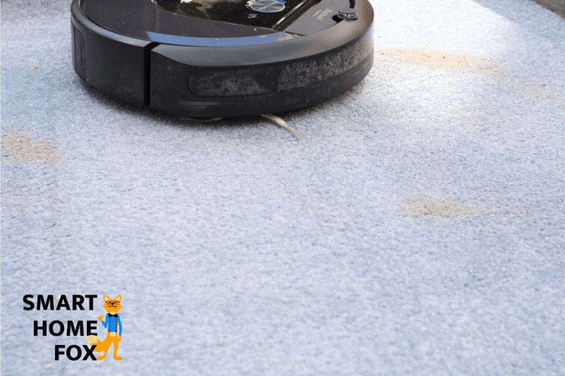 iRobot Roomba i7+ собрал половину рассеянного песка на ковре.